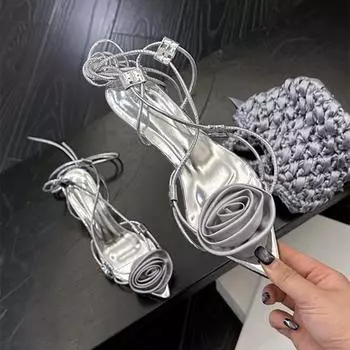 Новые женские летние элегантные босоножки с перекрестными ремешками и украшением в виде розы на высоком каблуке, сексуальные туфли на танкетке с открытым носком 2024 г. 35 белый