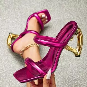 Новые женские летние однотонные золотистые тапочки на высоком каблуке нестандартной формы. Женские модные крутые тапочки с квадратной головкой. 34 золотой