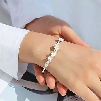 Новый браслет Сакура с модными цветами и регулируемым браслетом можно использовать в качестве ювелирных подарков для подруг.