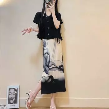 Новый летний модный комплект, женский плиссированный топ с круглым вырезом и короткими рукавами, высококачественная и красивая юбка с росписью тушью One Size чёрный