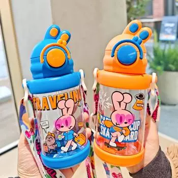 Новый милый наклонный кролик пластиковый стаканчик детский стаканчик портативный стаканчик с трубочкой привлекательный горизонтальный ремень с откидной крышкой подарочный стаканчик 650ml