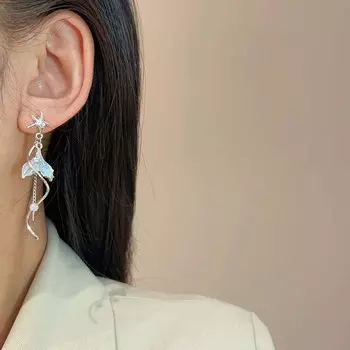 Новый стиль - стильные асимметричные длинные серьги в форме рыбьего хвоста и простые изысканные серьги-кисточки. как