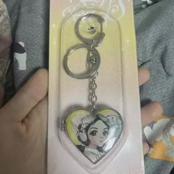 Новый зеркальный брелок Jins Daniel в виде поп-ап-магазина