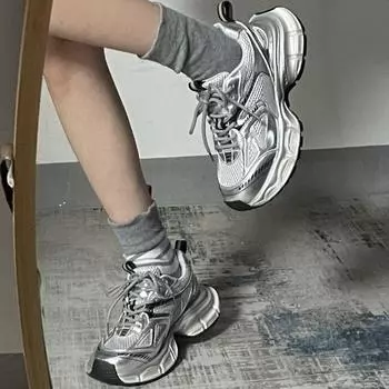 Обувь для папы, женская обувь 2025 года, новые летние универсальные туфли для шоу, маленькие серебристые взрывные легкие повседневные спортивные туфли на толстой подошве 35 серебряный