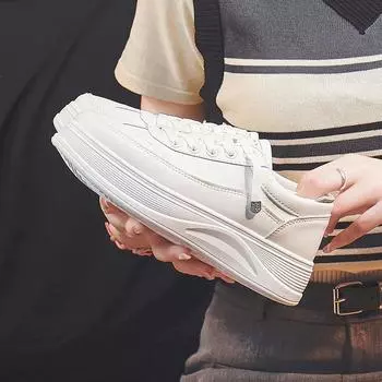 Обувь для прыжков на доске увеличилась за счет простых женских туфель. Студенческая уличная фотография. Модная повседневная обувь. 35