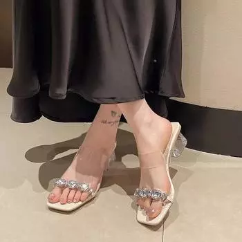 Обувь для женщин 2024 года, модные женские тапочки с открытым носком, летние современные модельные тапочки, женские босоножки со средним квадратным каблуком и кристаллами 35