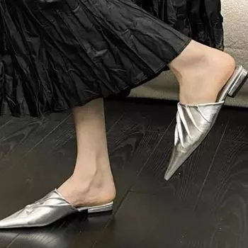 Обувь для женщин 2024 Высококачественные женские тапочки с закрытым носком Модные модельные тапочки Женские плиссированные сандалии с острым носком на низком каблуке 35 золотой