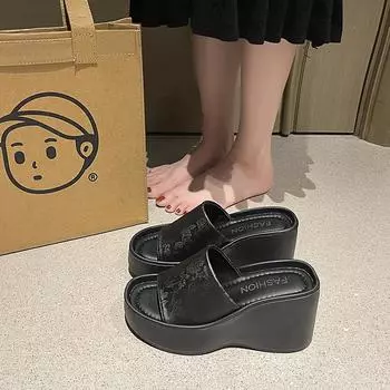 Обувь на танкетке с принтом, с открытым носком, одно слово, туфли-маффины, лето 2024, новые, на толстой подошве, китайские повседневные классные тапочки для женщин 35 чёрный