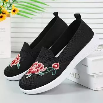 Обувь. Женские летние туфли на плоской подошве. Женская обувь. Пара дышащих тканевых туфель с вышивкой. 36