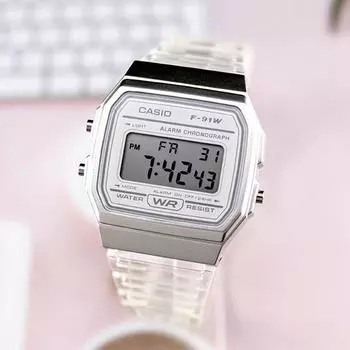 Обычные цифровые наручные часы Casio с прозрачным ремешком и квадратной рамкой