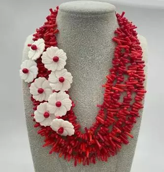 Очаровательное синтетическое колье из ракушек красного коралла с цветком