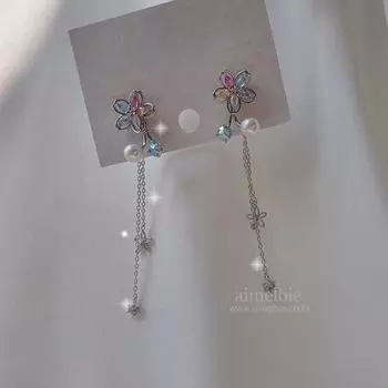 Очаровательные серьги-цветы с драгоценными камнями