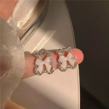 Очаровательные серьги в виде медведя-бантика и сверкающей феи — милые и девчачьи трендовые клипсы на весну 2025 года Bow tie bear