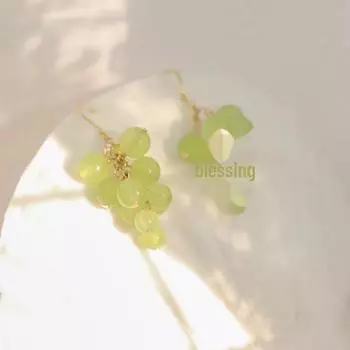 Очаровательные серьги в виде зеленого винограда в лесном стиле, гипоаллергенные и со свежим дизайном виноградный/зелёный