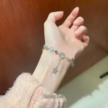 Очаровательный браслет в виде пряничного человечка: Изысканная, красочная инкрустация бриллиантами, идеально подходит для девичьего осенне-зимнего рождественского сезона.