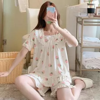 Очаровательный комплект для отдыха с клубничным принтом Мягкая ткань с деталью-бантом Топ с квадратным вырезом и рукавами-буфами Эластичные шорты для женщин Лето M