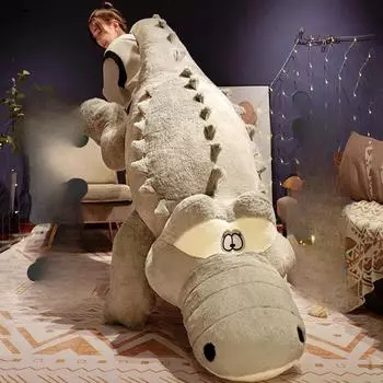 Очень большая длинная плюшевая игрушка-подушка из крокодила, большая кукла-динозавр, спящая на кровати с обрезанными ногами, куклы, опирающиеся на подушку 1m