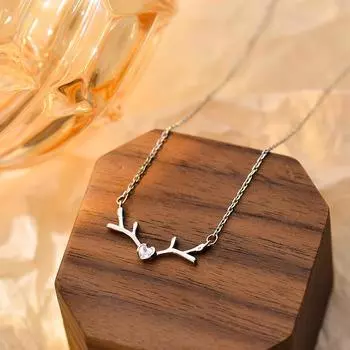 Один олень имеет ваше ожерелье, рог самки оленя, ожерелье с бриллиантами любви, легкая роскошь и небольшой подарок на день рождения