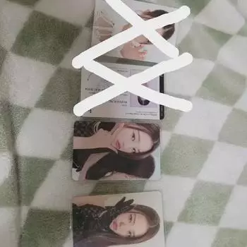 Одиннадцать Вонён продают открытки