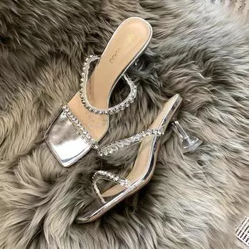 Одно слово с прозрачными высокими каблуками толстый каблук 2025 новые кристальные крутые тапочки верхняя одежда женские летние серебряные сандалии со стразами женские 35