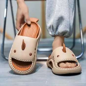 Одно слово тапочки пара летняя одежда 2024 новые толстые подошвы повышенная нескользящая наступающая на дерьмо ощущение персонализированная пляжная обувь мужчины 36