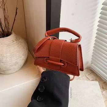 Однотонная простая сумочка с темпераментом 2024 года, ранняя осень, новая универсальная сумка через плечо, маленькая квадратная сумка, корейская версия для женщин чёрный