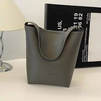Однотонная сумка-тоут 2024 года, новая высококачественная вместительная сумка через плечо, универсальная нишевая женская сумка, повседневная простая сумка-ведро серый