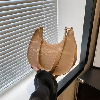 Однотонная темпераментная женская сумка 2024 года, тренд корейской версии, весенняя новая красивая сумка через плечо, повседневная сумка в форме полумесяца чёрный