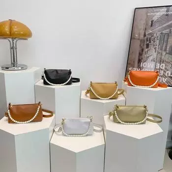 Однотонная текстура, простая и модная жемчужная цепочка, маленькая женская сумка на весну и лето, нишевый дизайн, модная маленькая квадратная сумка через плечо