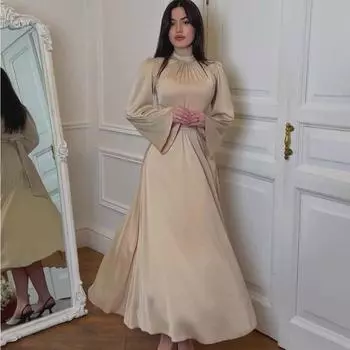 Однотонное атласное платье без талии с ремешками S шампанского