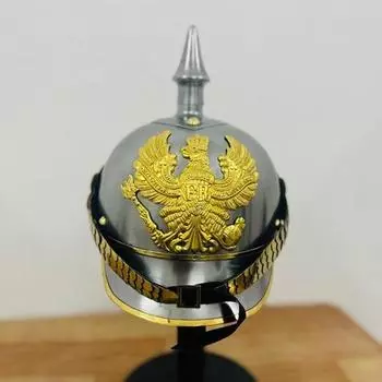 Офицерский шлем «Пикельхельм» с деревянной подставкой
