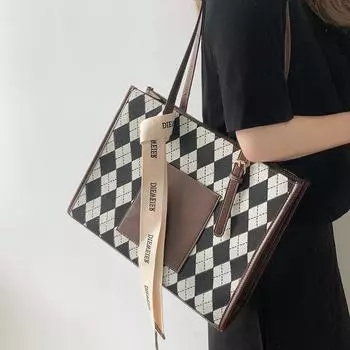 Офисные работники ездят на работу и обратно, выбирая новые вместительные сумки контрастных цветов и универсальные сумки-тоут высокого класса