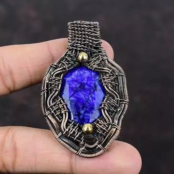 Ограненный Синий Сапфир Кулон Медная Проволока Обернутый Драгоценный Камень Ювелирные Изделия Кулон Ручной Работы Медная Проволока Обертывание Подвеска Подарок Для Женщин Дизайнерские Ювелирные Изделия