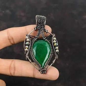 Ограненный замбийский изумрудный кулон Медный кулон Проволочный кулон Титановые бусины Кулон Медные украшения для подарка Кулон из драгоценного камня ручной работы