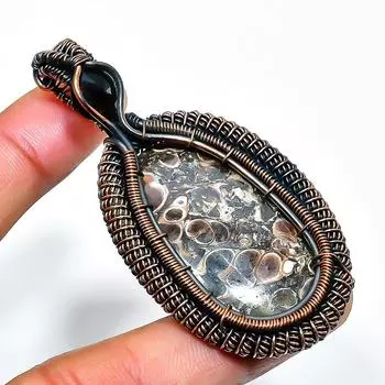 Окаменелость Turritella, драгоценный камень шпинель, медная проволочная подвеска 2,56 дюйма 2.56 коричневый