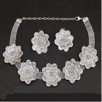 Окисленное серебряное колье с цветком и серьгами-гвоздиками серебряный