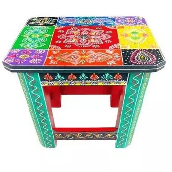 Окрашенный деревянный табурет высотой 25,4 см со столиком