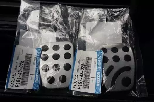 Оригинальные алюминиевые накладки на педаль сцепления и тормоза Mazda OEM F161-43-028 / F157-43-028 F/S