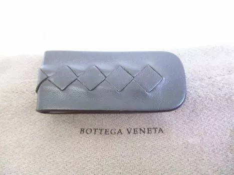 Оригинальный магнитный зажим для денег BOTTEGA VENETA из кожи темно-коричневого цвета #7093 б/у