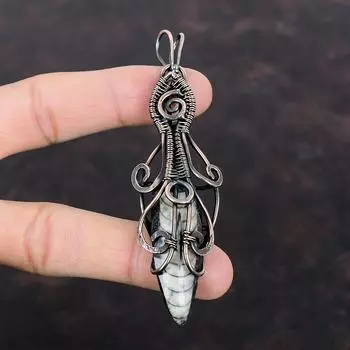 Orthoceras Ископаемый кулон Медная проволока Обернутый кулон Дизайнерские украшения Ручная работа Достойный кулон Подвеска из драгоценного камня Медная проволока Ювелирные изделия для подарка