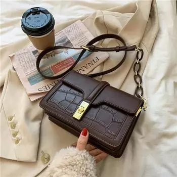 Осень и зима новая маленькая сумка женская сумка 2024 новая модная корейская версия модной каменной модели с одним плечом и перекрестным ручным ношением маленькая квадратная сумка чёрный