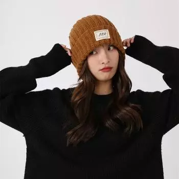 Осень и зима пары мужчины и женщины складывают шапки женщины показывают маленькое лицо простая шерстяная холодная шапка гофрированная трикотажная утолщенная сумка головной убор чёрный