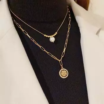 Осень и зима персонализируют модный нишевый дизайн с двухслойным жемчужным цветком, круглая подвеска с этикеткой, ожерелье, легкая роскошная универсальная цепочка для свитера