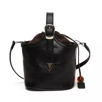 Осень и зима прекрасны, а ретро-обочина красочна. чёрный