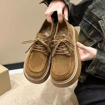 Осенью 2024 года в моду вошли новые литературно-художественные ретро-лоферы со шнурками и круглыми носами — повседневные и универсальные туфли на плоской подошве. 35