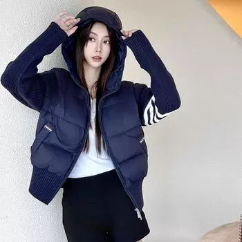 Осенью и зимой новый маленький пуховик с капюшоном и четырьмя планками для женщин 2024 года трикотажные рукава сращивание трендовая одежда для йоги S слоновая кость