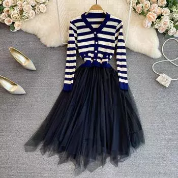 Осенне-зимний комплект из двух частей с v-образным вырезом и полосатым вязаным свитером контрастного цвета, сетчатое платье трапециевидной формы с нерегулярной строчкой S чёрный