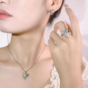 Осенне-зимний комплект ювелирных изделий, ювелирные изделия в форме кленового листа, серьги-гвоздики, ожерелье, кольцо, мода, свет, роскошь, изумруд, женский