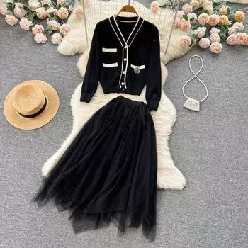 Осенне-зимний небольшой ароматный костюм. Женский вязаный кардиган с длинными рукавами и v-образным вырезом контрастного цвета и сетчатая юбка нестандартной формы из двух частей.