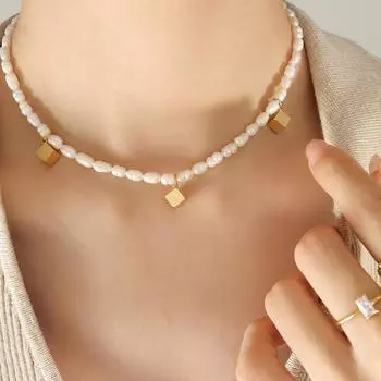 Осенне-зимний новый персонализированный модный трехмерный небольшой квадратный кулон с пресноводным жемчугом на шею, нишевый дизайн, трендовое ожерелье